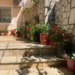 Himara Apartments アパート