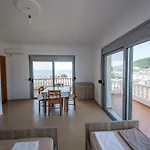 Himara Apartments アパート