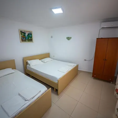 Himara Apartments *